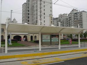 膜结构公交站台_源卡多膜结构遮阳棚